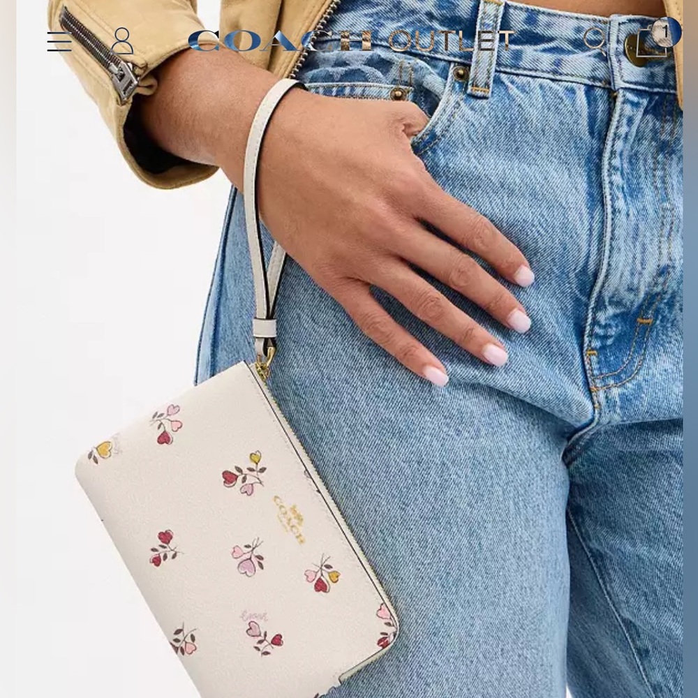 COACH NWT Corner Zip Wristlet with Heart Print - Picture 14 of 17